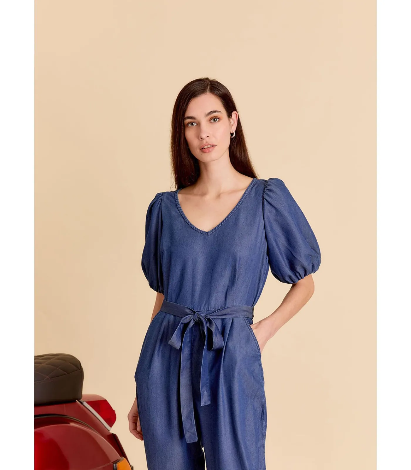 J&JOY Blauwe jumpsuit met strik aan de taille en korte pofmouwen blue Sale