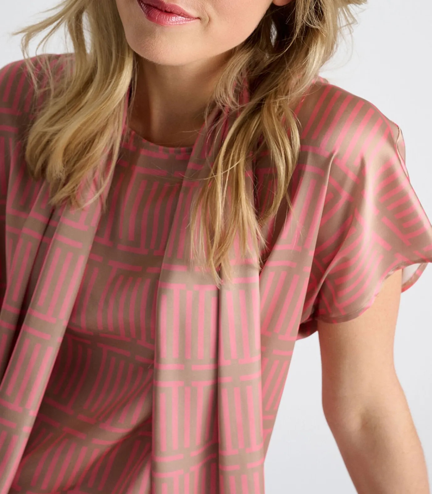 Marie Méro Bloes in camel en roze met geometrische print met ronde hals en korte mouwen coral Outlet