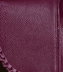 La Fée Maraboutée schoudertas van gegranuleerd leer bordeaux
