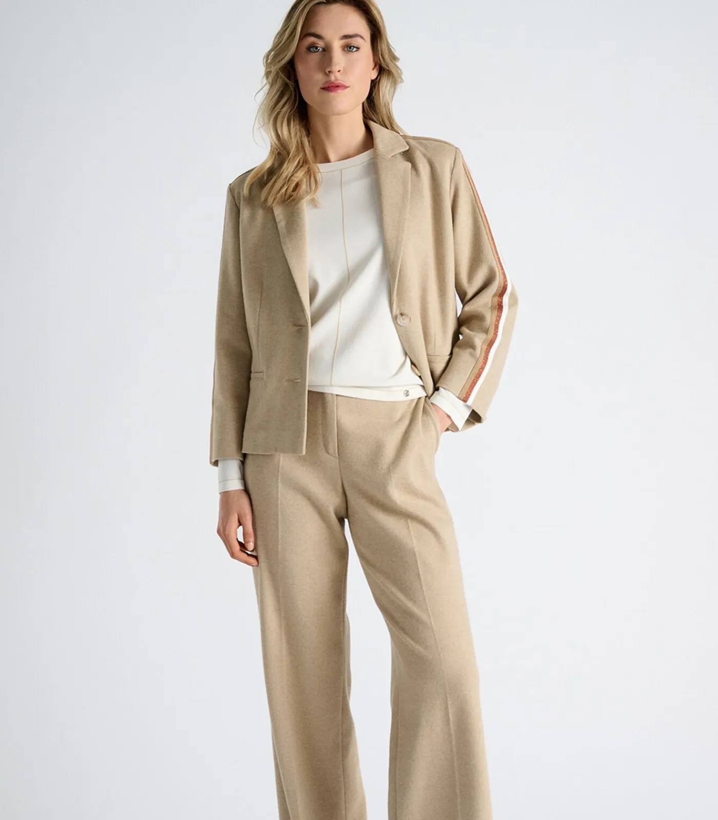 Marie Méro blazer met originele strepen op de schouders camel New