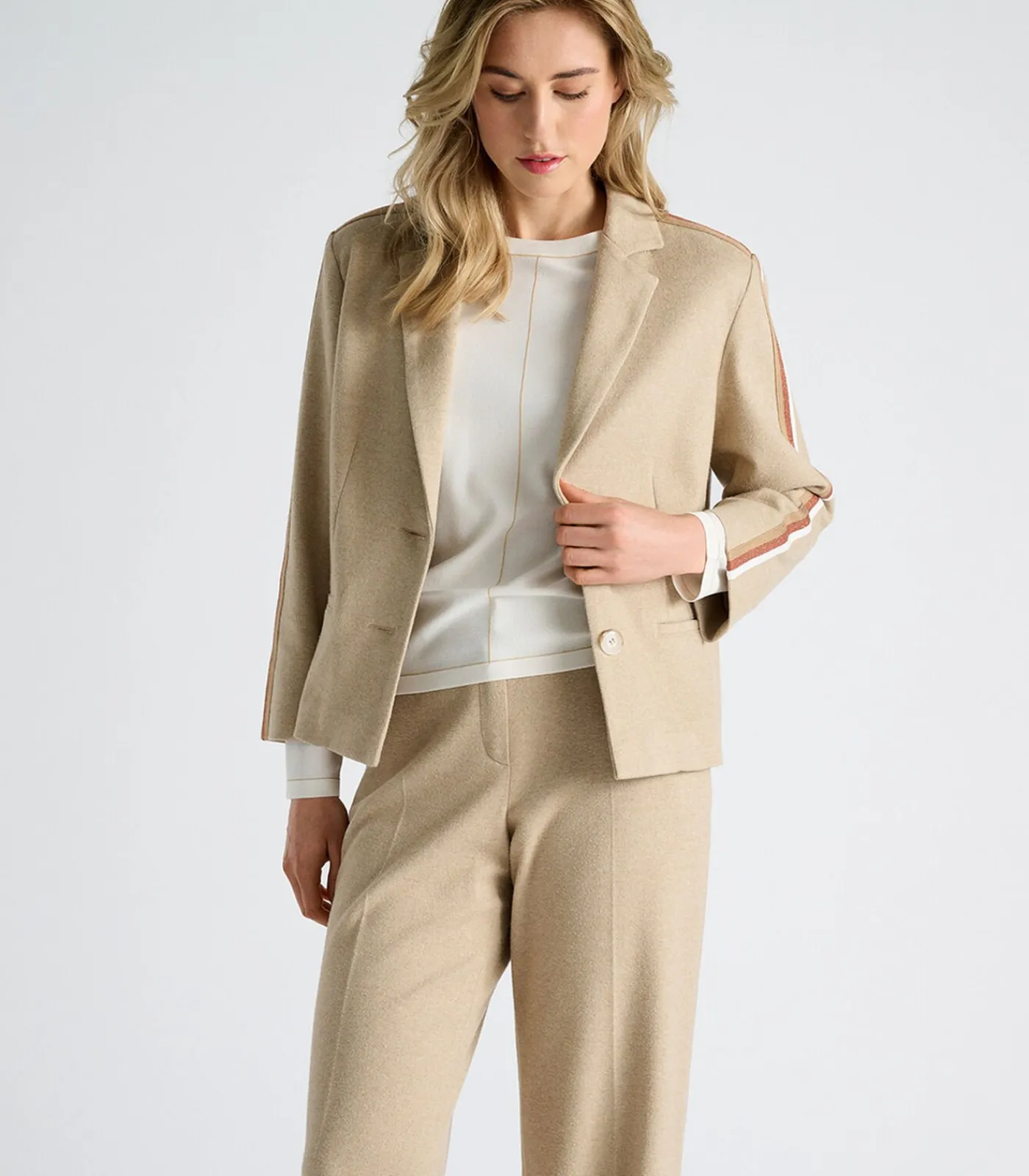 Marie Méro blazer met originele strepen op de schouders camel New