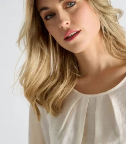 Marie Méro Ecru bloes met ronde hals en plooien vooraan creme Outlet