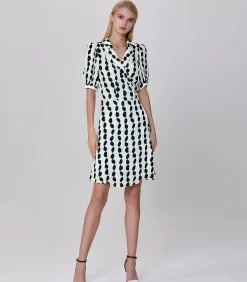 Smart & Joy Korte kettingjurk met op maat gemaakte kraag en grafische print white New