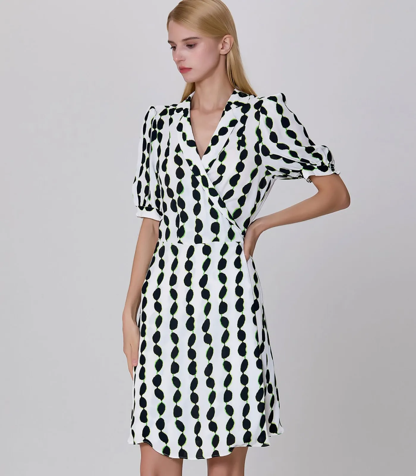 Smart & Joy Korte kettingjurk met op maat gemaakte kraag en grafische print white New