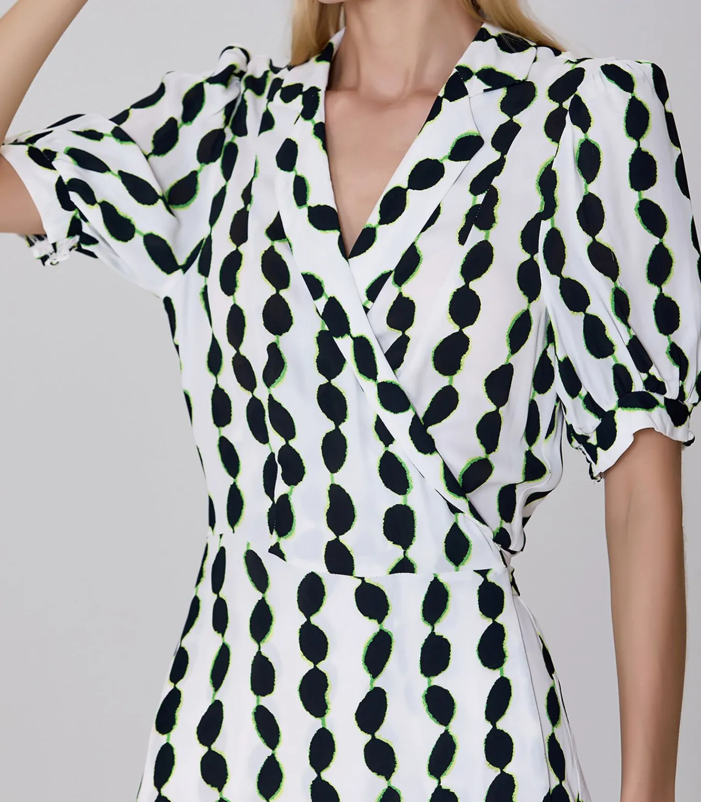 Smart & Joy Korte kettingjurk met op maat gemaakte kraag en grafische print white New