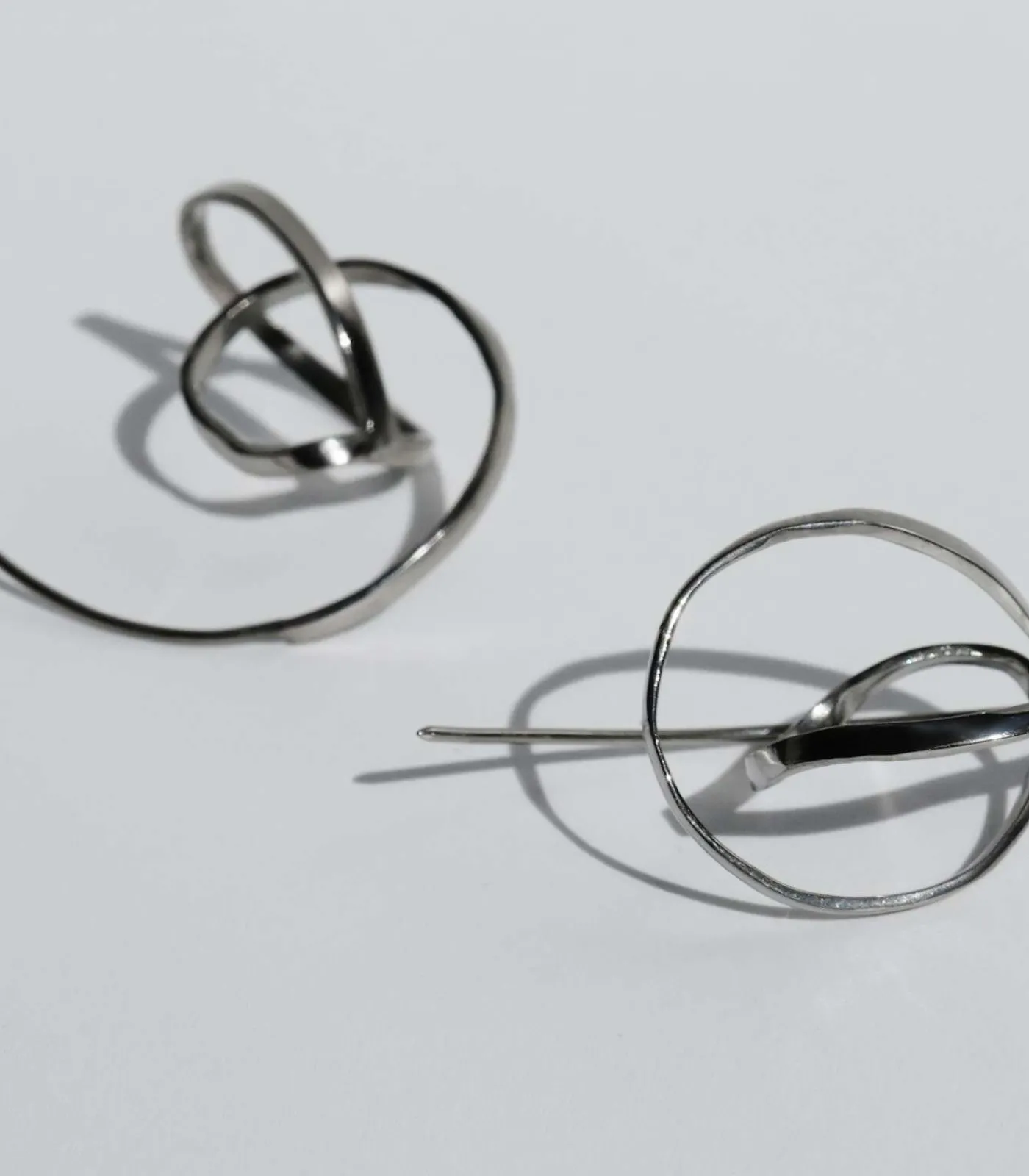 Joidart Middelgrote zilveren Embolic oorbellen silver Clearance